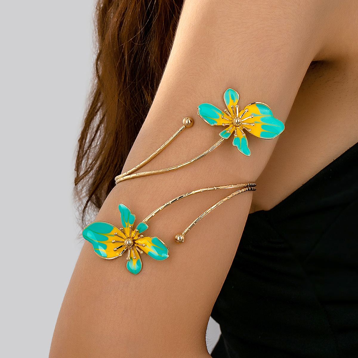 Elegant Fresh Irregular 3D Flower Open Arm Cuff for Women, Gold Tone Adjustable Split Upper Arm Bracelet With Green Yellow Enamel Floral Ornament, Romantic Botanical Statement Armband for Wedding Party Dating Holiday Gift Jewelry
