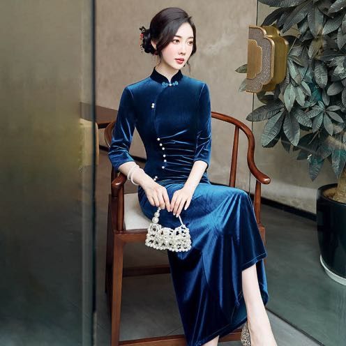 The new three-quarter sleeve velvet slim hip skirt with thick slit gold velvet long