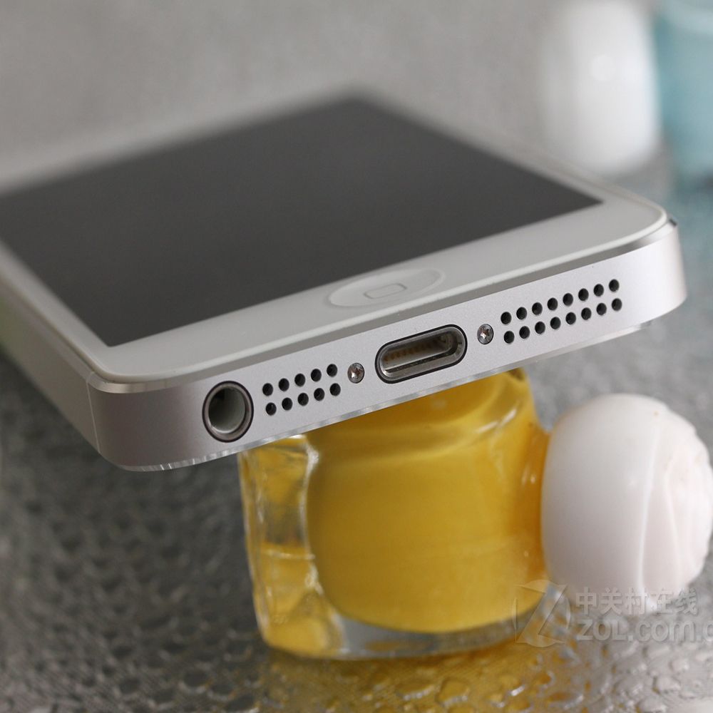 Apple iPhone 5 4.0'' 16GB ROM - 1GB RAM 