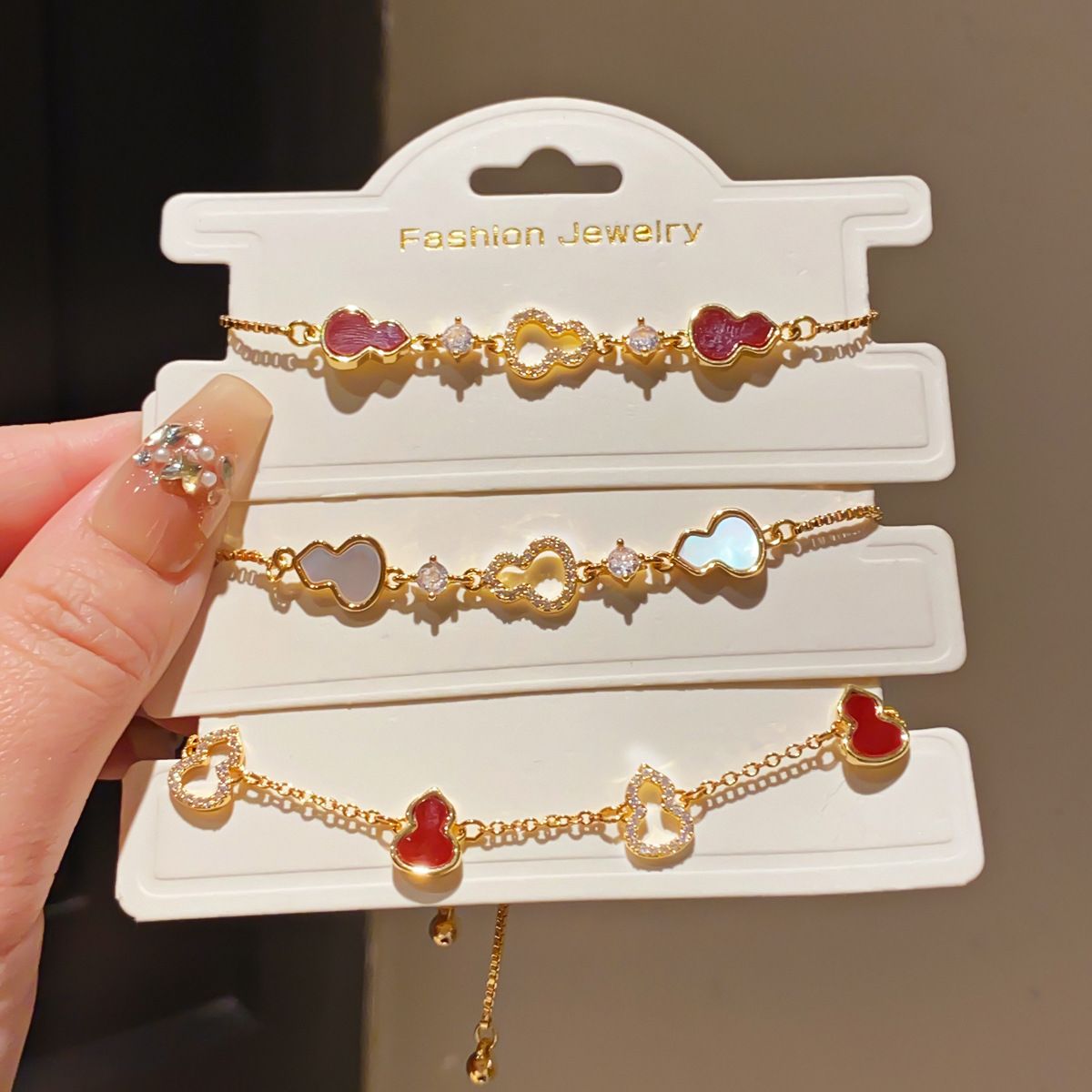 Sweet Light‑Luxury Women Wrist Bracelet, 18K Gold‑Plated Colorful Chain Inlaid with Cubic Zirconia & Mother‑of‑Pearl Gourd Charms, Niche Versatile Hand Jewelry for Dating Daily Party