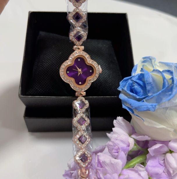 Women's watch with rose gold and diamond red dial four-leaf clover Bracelet watch; Fashion bracelet design