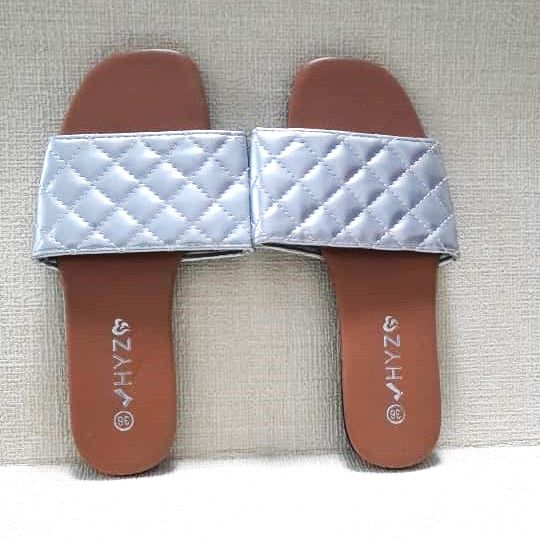 Trending Couple Design Popular Slides women factory flat sandals Slide Slippers
SLIVER/BROWN