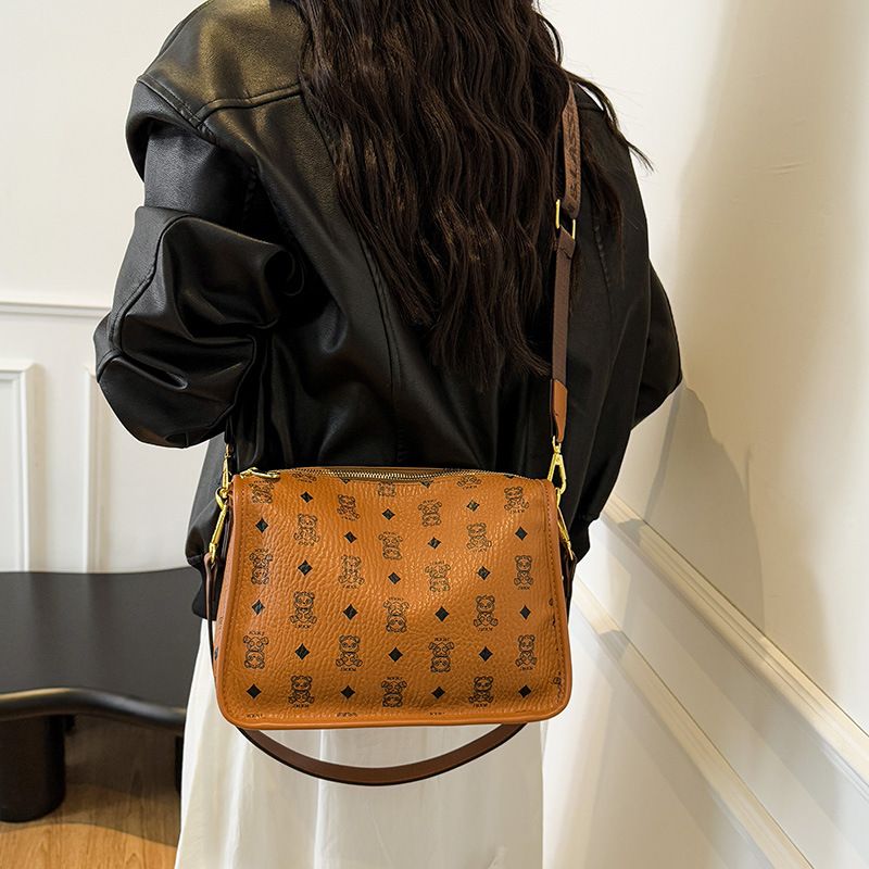 2025 Little Bear new casual versatile large capacity shoulder bag, niche women's bag, retro fashion crossbody bag