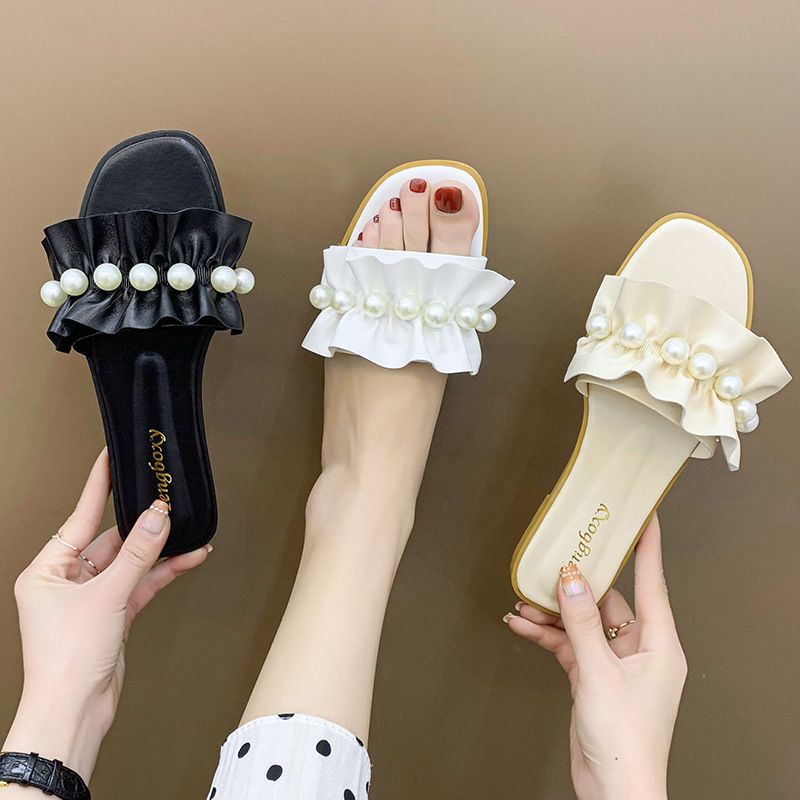 The new large-sized women's flip-flops for export in 2025 are fashionable for summer wearing with pearl flat bottoms
