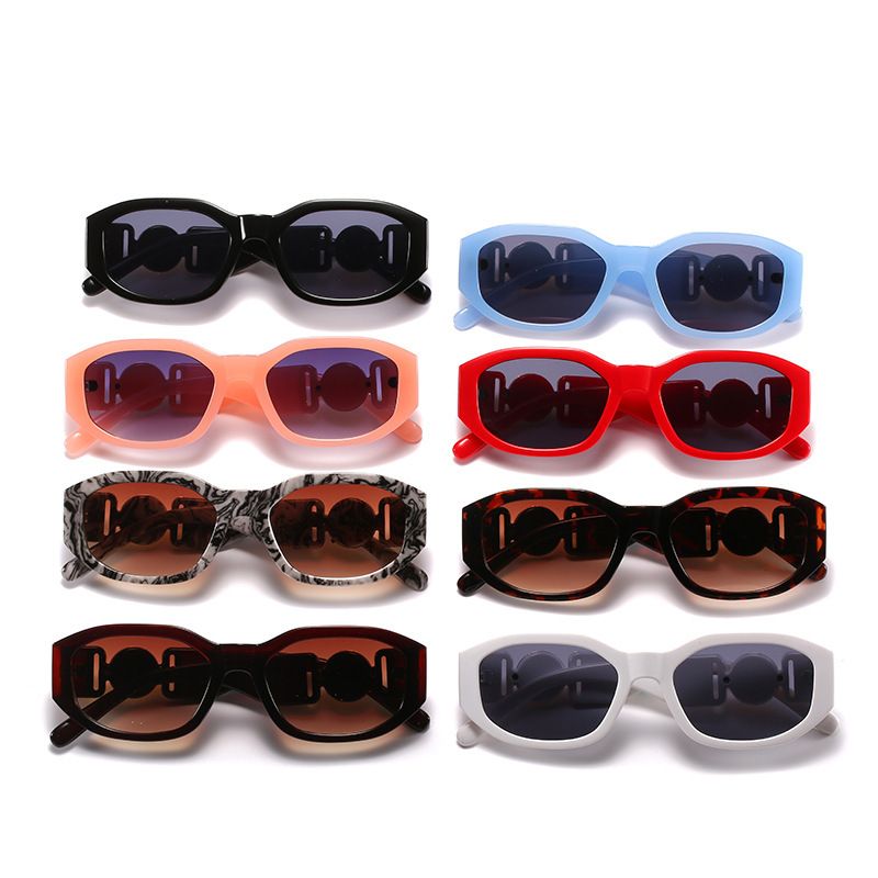 The new small square-shaped polygonal sunglasses feature a compact square frame design combined with a polygonal lens frame. The frame is lightweight and comfortable to wear for long periods.
