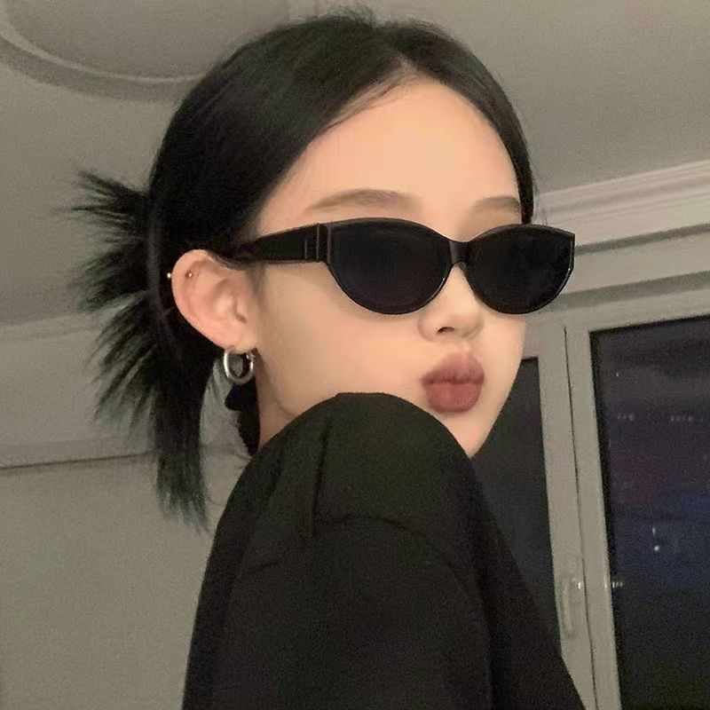Jennie's same sunglasses for women, outdoor photography sunglasses, sun glasses, retro hot girl, cat eye glasses, small face glasses, European and American style