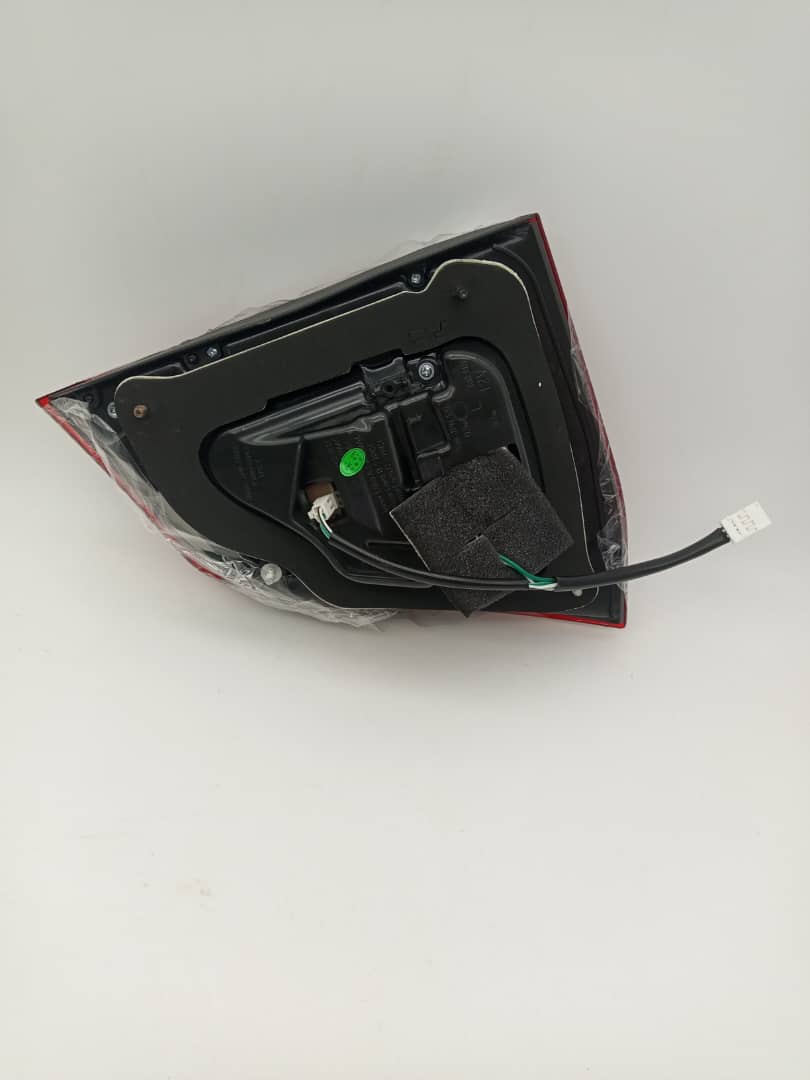 Land CRUISER 2001VD V8 81591-60210 Left inner Taillight