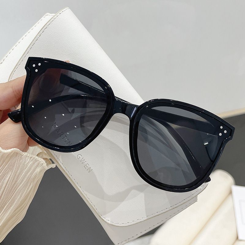 Fashionable streetwear sunglasses for both men and women. Sunglasses
