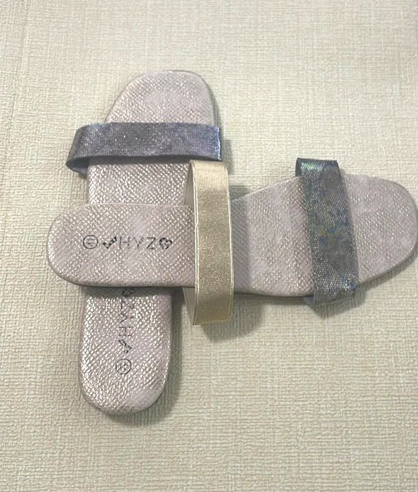 Flat low-heel sandals slippers for ladies with holographic color-changing stripe design, perfect for casual outdoor wear