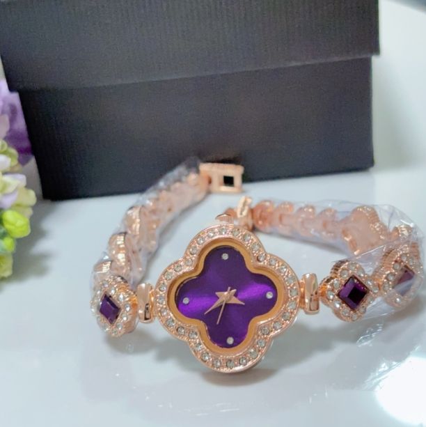 Women's watch with rose gold and diamond red dial four-leaf clover Bracelet watch; Fashion bracelet design