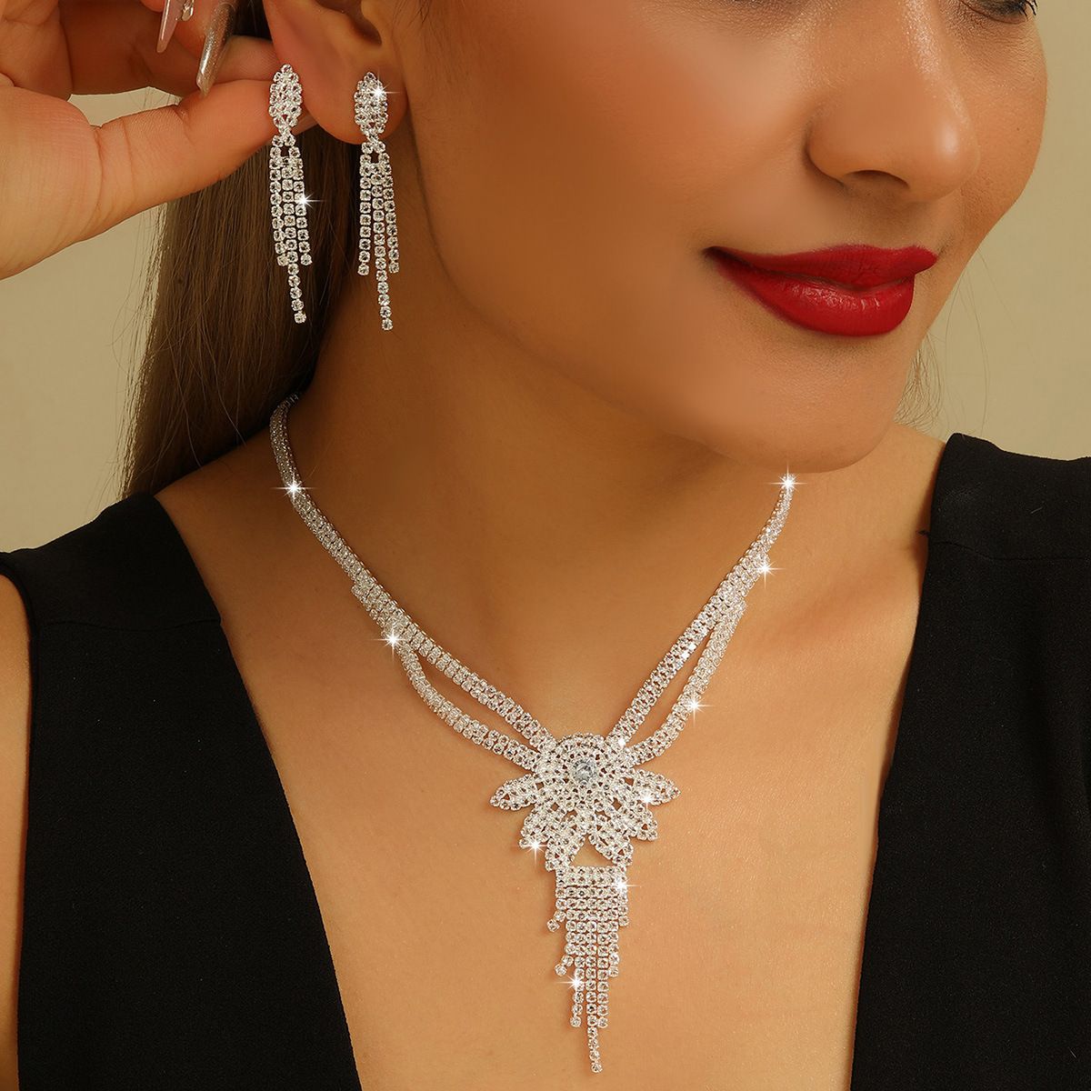 Exquisite Full-Paved Rhinestone Tassel Necklace Earrings 2Pcs Jewelry Set, Eco-friendly Claw Chain Craft, Adjustable 33-48cm Clavicle Necklace, Delicate Pastoral Style, Minimal Versatile Bridal Ornament, Suitable for Wedding Ceremonies, Banquets, Proms, Evening Parties and Other Formal Occasions, Thoughtful Holiday, Birthday and Anniversary Gifts for Women
