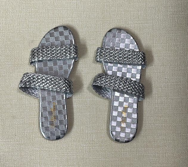 Ladies Fancy Slip-on Flat Outdoor Comfortable Soft Sole Shiny Woven Design Sandal slippers