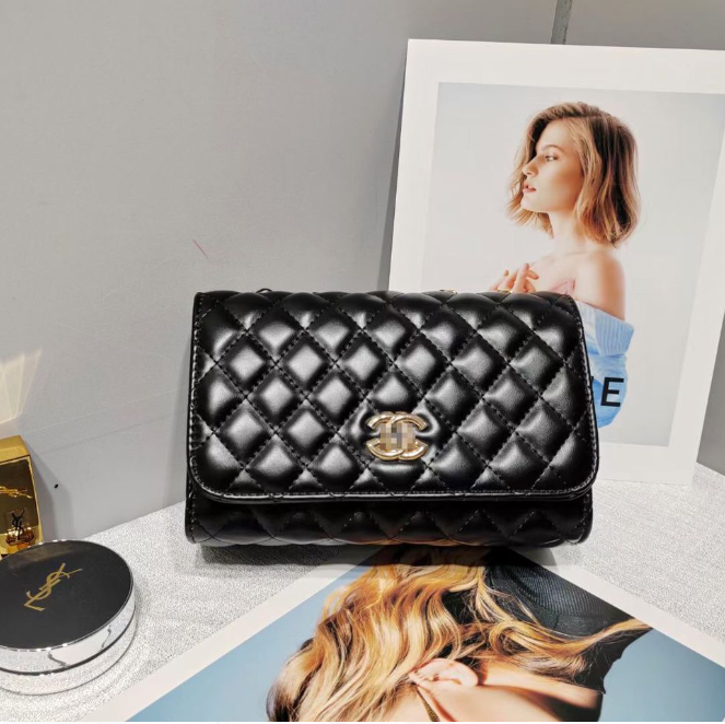 High-end Small Women's Bag Summer 2023 New Trendy Fashion Niche Handbag Diamond Chain Retro Square Bag