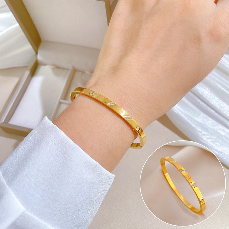 Ins Minimalist Titanium Steel Hinged Bangle, Slim Smooth Band with Embedded Shell Pattern Zircon, Waterproof Anti-Tarnish Stainless Steel Cuff Bracelet, Trendy Fashion Daily Jewelry Gift for Women
