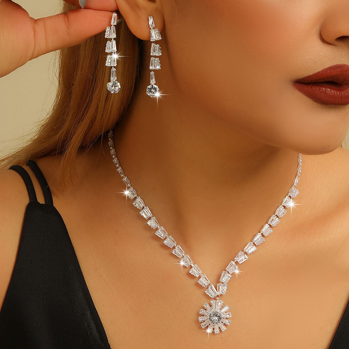Exquisite Floral Zircon Necklace and Earrings 2Pcs Jewelry Set, Adjustable 35-50cm Silver-Tone Clavicle Necklace, Sparkly Floral Pendant Design, Elegant Bridal Accessory, Sophisticated Ornament Fit for Wedding Ceremonies, Prom Parties, Banquets, Evening Dresses and Other Formal Occasions, Practical Birthday, Anniversary and Holiday Gift for Women
