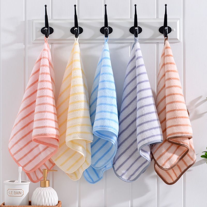 Adult soft coral fiber towel, made of soft plush fabric, with excellent water absorption properties. Suitable for face washing, hot compresses, hair wiping and daily bathing. It does not shed fibers.