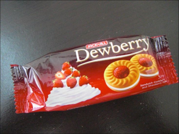 JACK AND JILL DEWBERRY  SANDWICH COOKIES WITH CREAM AND STRAWBERRY FLAVORED JAM 27gSWEET 