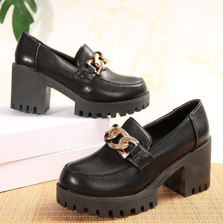 A large-sized thick-soled loafer woman wears a single pair of 2025 Spring and autumn new black round-toe small leather shoes
