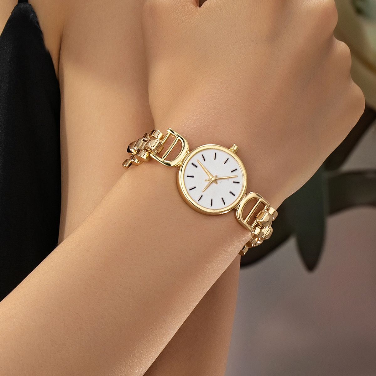 Elegant Gold-Tone Watch Bracelet with Horseshoe Clasp Links, White Dial with Star Hands, Minimalist & Chic Women’s Quartz Wristwatch
