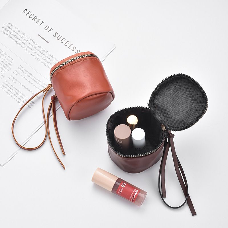Minimalist Vegetable-Tanned Leather Key Pouch, Mini Handheld Bag, Large Capacity for Earphones, Lipstick, Coins, Collectibles and Coin Purse

