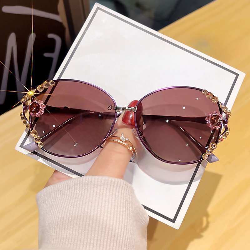 2026 New Women Polarized Rhinestone Sunglasses, features premium metal frame and exquisite bling rhinestone inlay for a luxurious high-end look. Equipped with polarized UV400 protective lenses