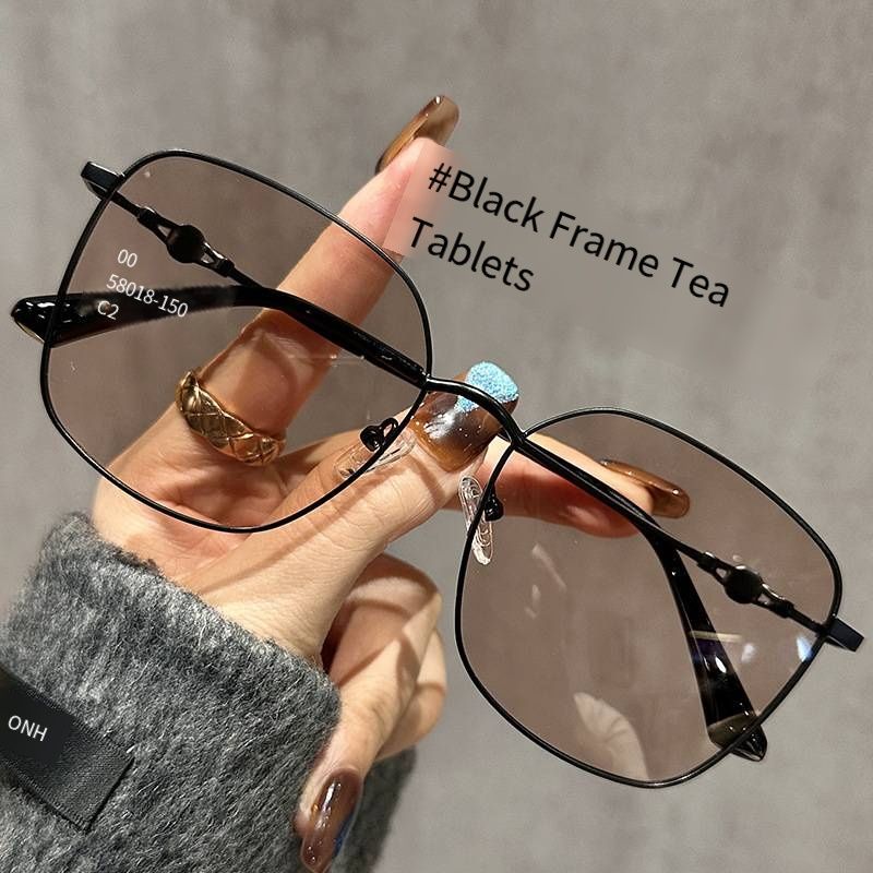 Women's elegant large-framed sunglasses, with a light luxury European style. The exquisite golden metal frame is paired with soft brown lenses.Suitable for driving, beach vacations, shopping, traveling and daily outdoor outfits.