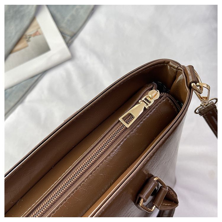 Miss DG 2025 new large-capacity commuter bag shoulder messenger bag fashionable simple handbag casual shopping bag