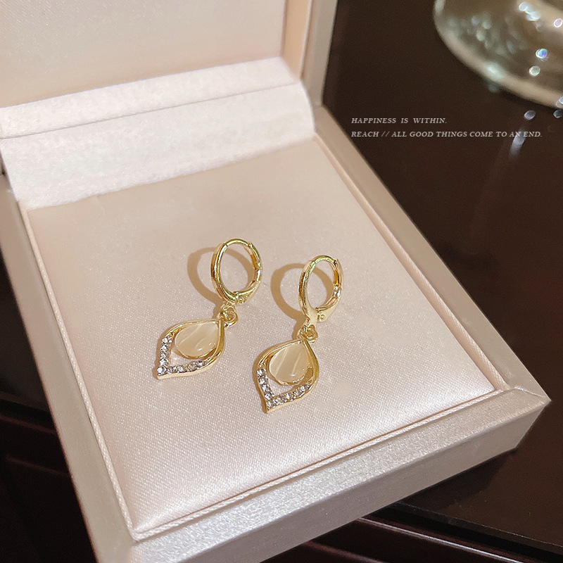 Women's Retro Niche Leaf Diamond-Shaped Earrings Rhinestone Drop Earrings