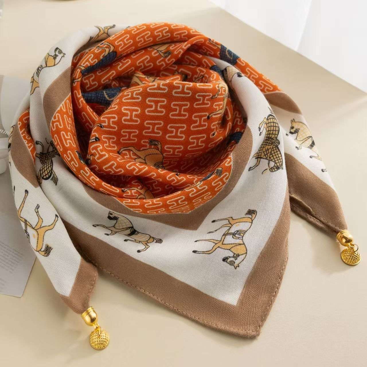 New Women Triangle Cotton Scarf with Magnetic Buckle, Elegant Casual Neck Scarf, All Match Stylish Square Scarf Accessories for Spring Autumn Winter Daily Outfit