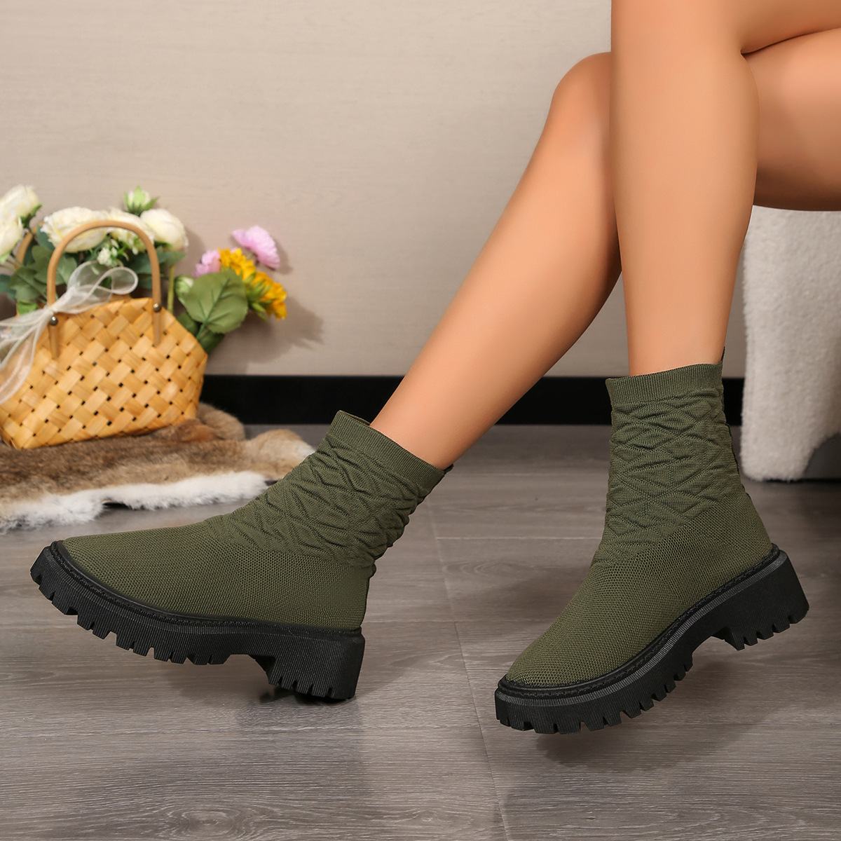 In the autumn of 2025, the new Fei-woven sock boots for women are large-sized thick-soled solid-color European and American casual outerwear Martens boots