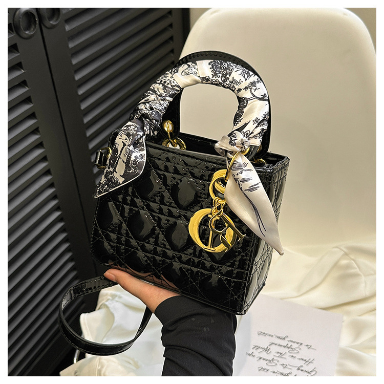 Small Fragrant Style Bag for Women 2024 New Fashionable and Versatile Single Shoulder Crossbody Bag with  and Bright Face, Daifei Bag