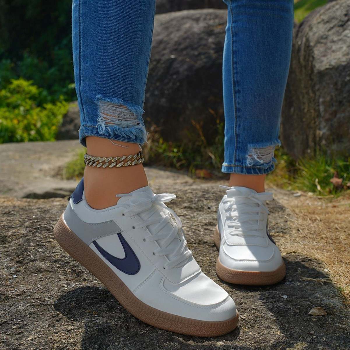 The new retro, lightweight, versatile and trendy thick-soled white sneakers for women's commuting and low-top sneakers from Foreign trade in the autumn and winter of 2025