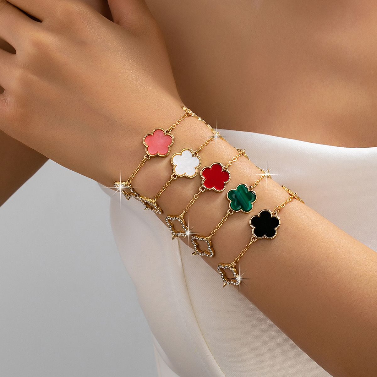 Lucky Four-Leaf Clover Bracelet, French Retro Style with Enamel & Rhinestone Inlay, Adjustable Gold Tone Chain, Versatile Minimalist Jewelry for Women, Ideal for Daily & Casual Wear
