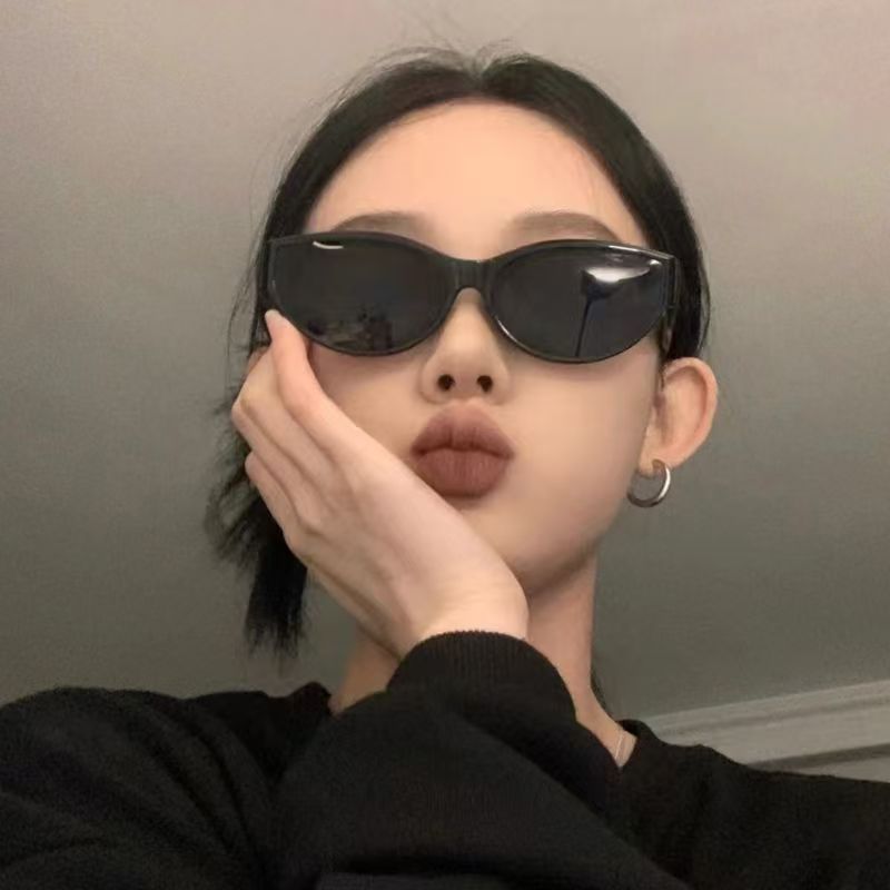 Jennie's same sunglasses for women, outdoor photography sunglasses, sun glasses, retro hot girl, cat eye glasses, small face glasses, European and American style
