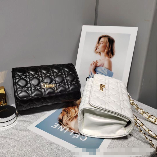 High-end Small Women's Bag Summer 2023 New Trendy Fashion Niche Handbag Diamond Chain Retro Square Bag