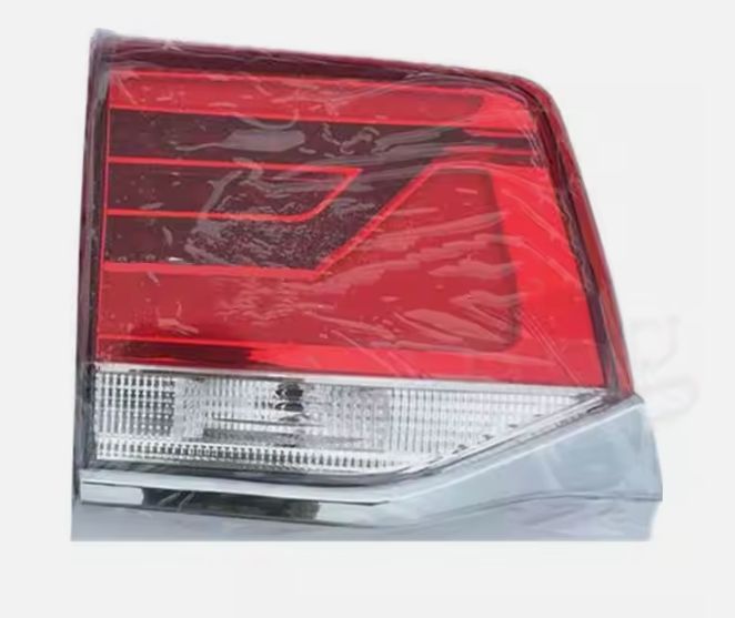 The trunk Inner TAILLIGHT right, and the Toyota Land Cruiser 200 rests. 81581 60360