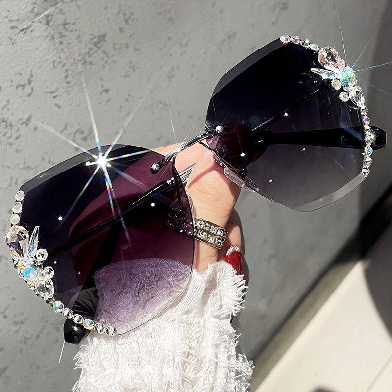 2026 New Frameless Crystal Cut Sunglasses for Women, features exquisite diamond-cut lens edge and sparkling rhinestone inlay for a luxury textured look. Adopting UV400 protective lenses, it effectively blocks UVA/UVB rays and reduces harsh glare
