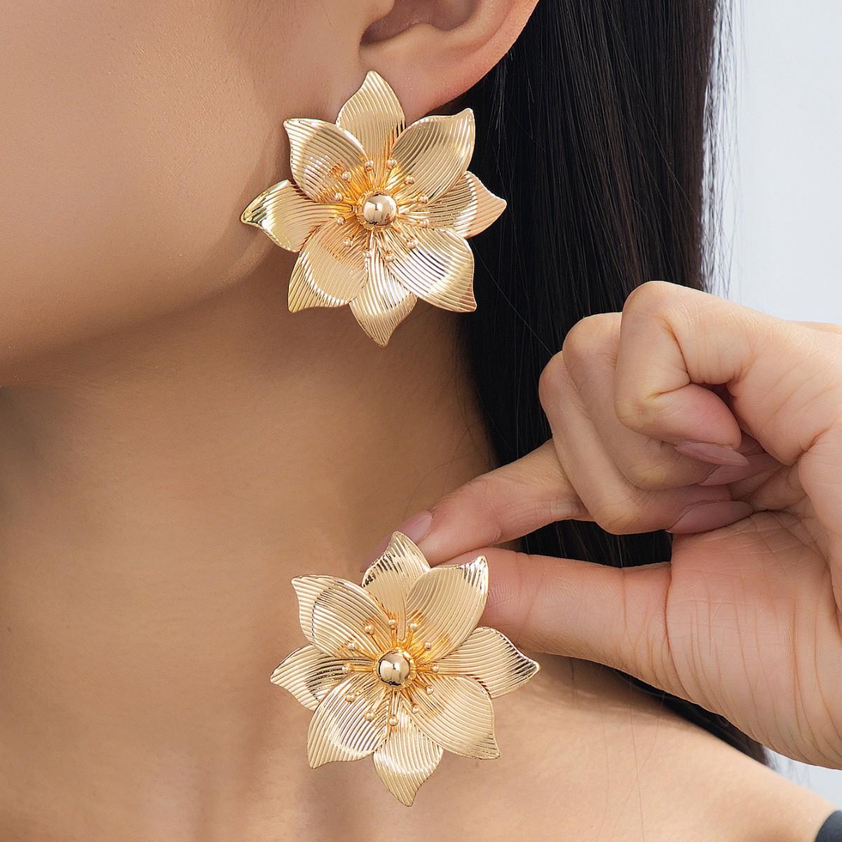 Elegant Gold Plated 3D Flower Stud Earrings, 5.1cm Textured Metal Petal Earrings, Retro Statement Floral Jewelry for Women, Lightweight for Daily & Party Wear
