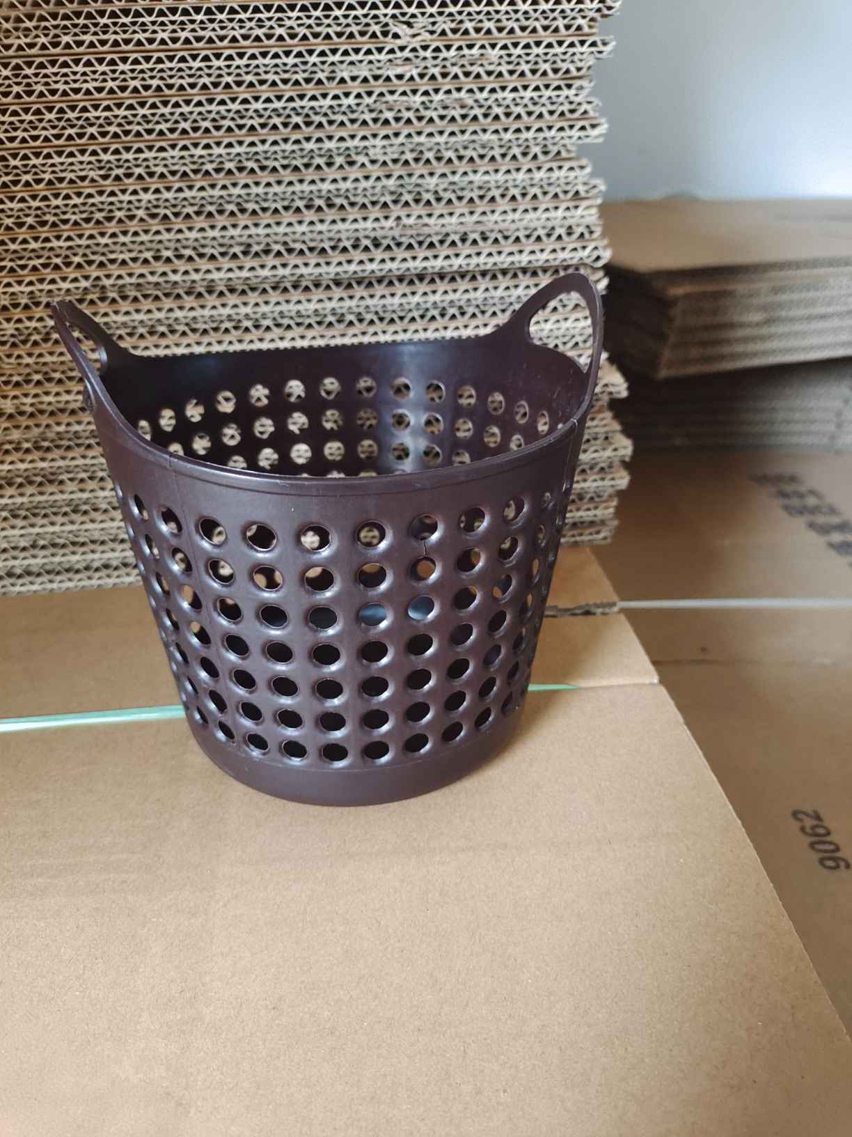 Mini desktop storage basket creative plastic office stationery sundries storage basket hollow storage small basket fashion