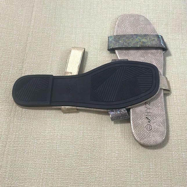 Flat low-heel sandals slippers for ladies with holographic color-changing stripe design, perfect for casual outdoor wear