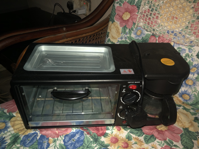 Multifunctional Digital Air Fryer+ Rotisserie, Dehydrator, Convection Oven,Breakfast Machine with Coffee Maker 17 Touch Screen Presets Fry, Roast, Dehydrate, Bake, XL 10L Family Size, Auto Shutoff, Large Easy-View Window, Black
 evaluates picture